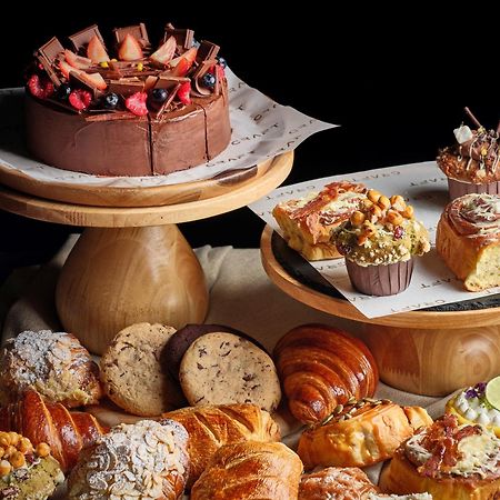 Kimpton Maa-Lai Bangkok By Ihg Hotel Eksteriør billede A selection of pastries