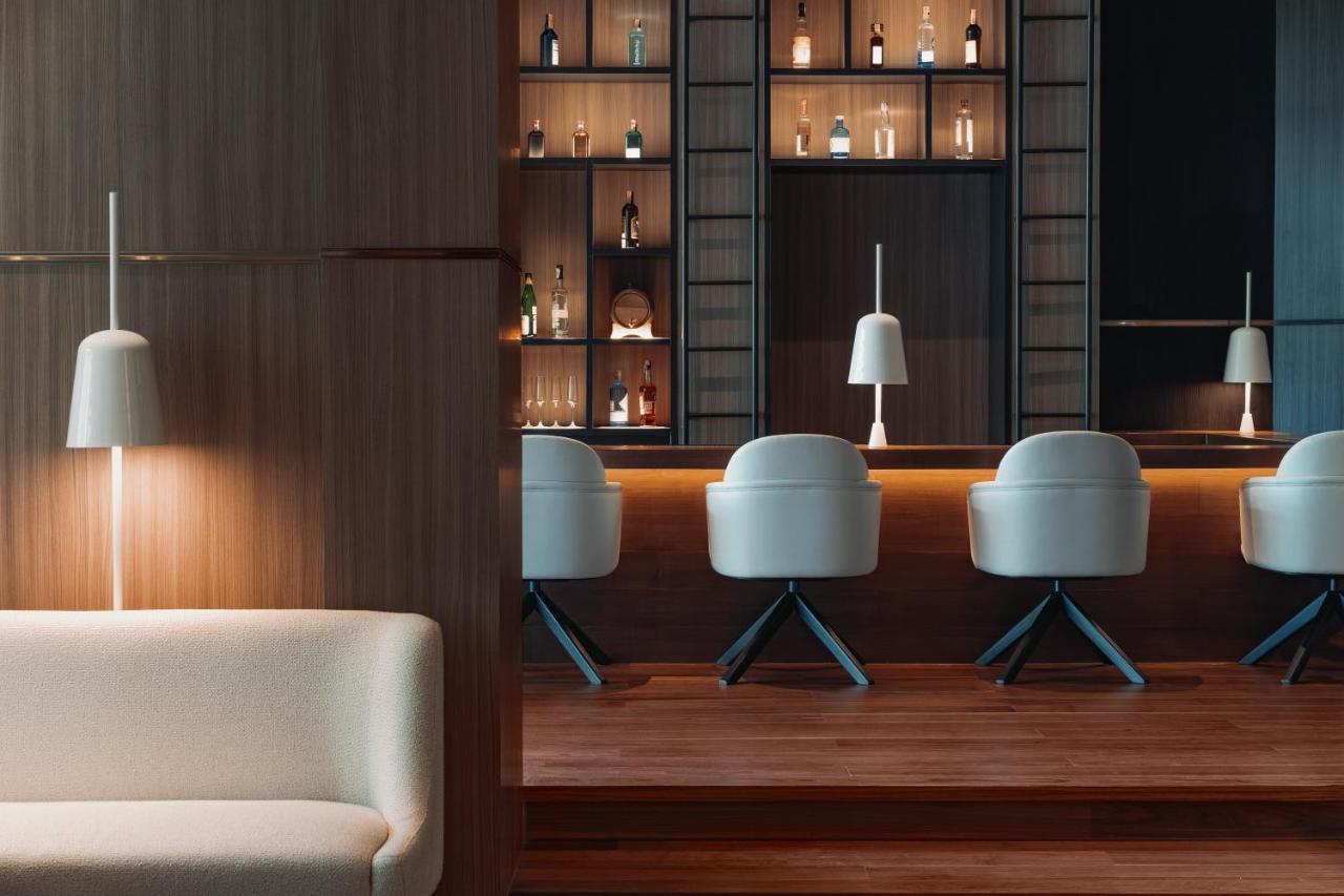 Kimpton Maa-Lai Bangkok By Ihg Hotel Eksteriør billede The bar at the hotel