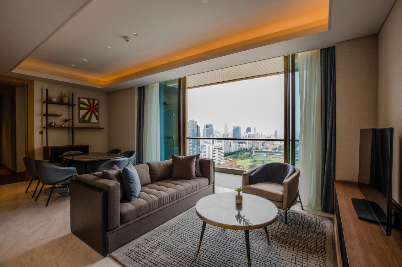 Kimpton Maa-Lai Bangkok By Ihg Hotel Eksteriør billede Living room of a suite at the hotel