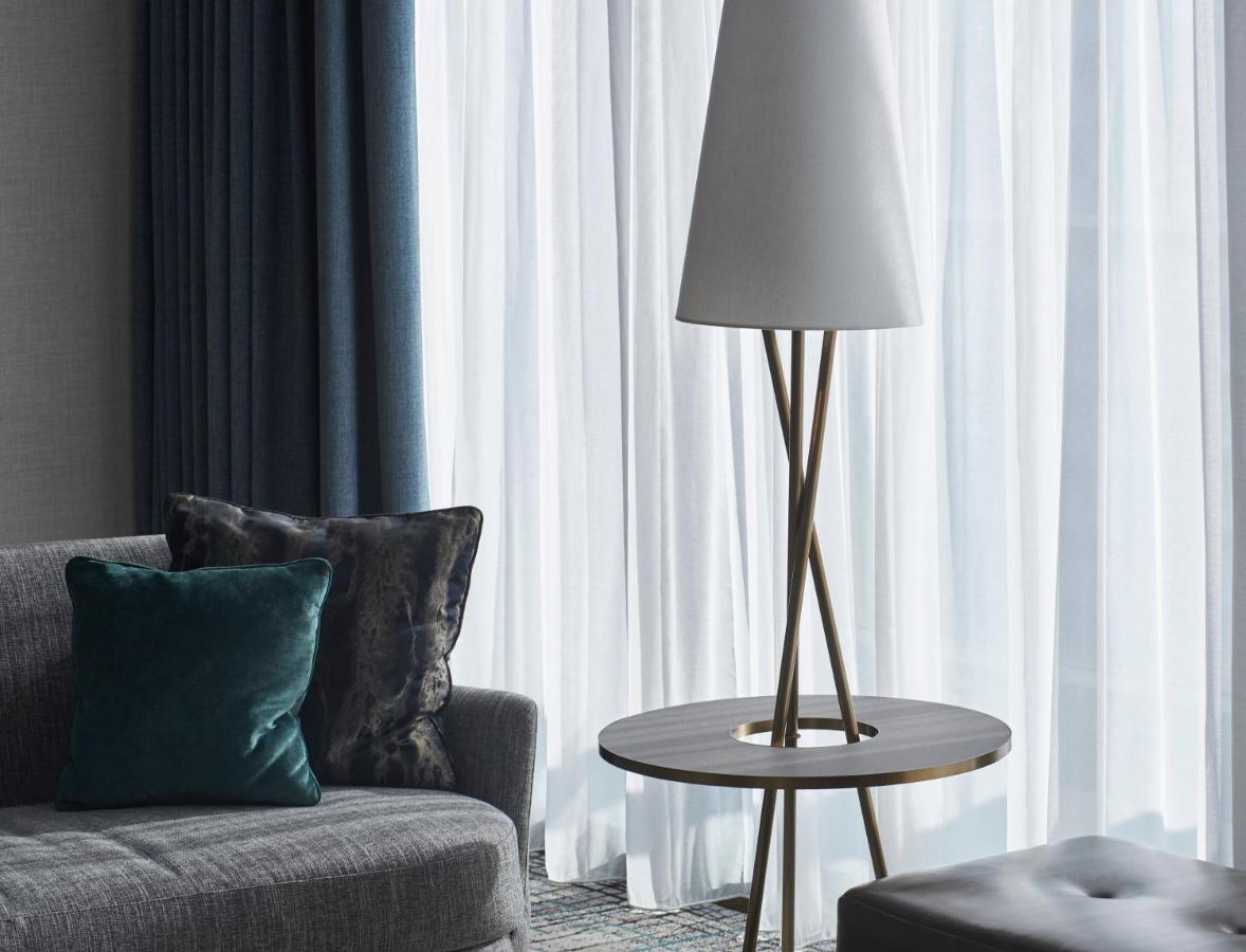 Kimpton Maa-Lai Bangkok By Ihg Hotel Eksteriør billede Floor lamp