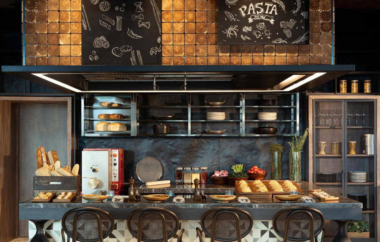 Kimpton Maa-Lai Bangkok By Ihg Hotel Eksteriør billede The open kitchen at the restaurant