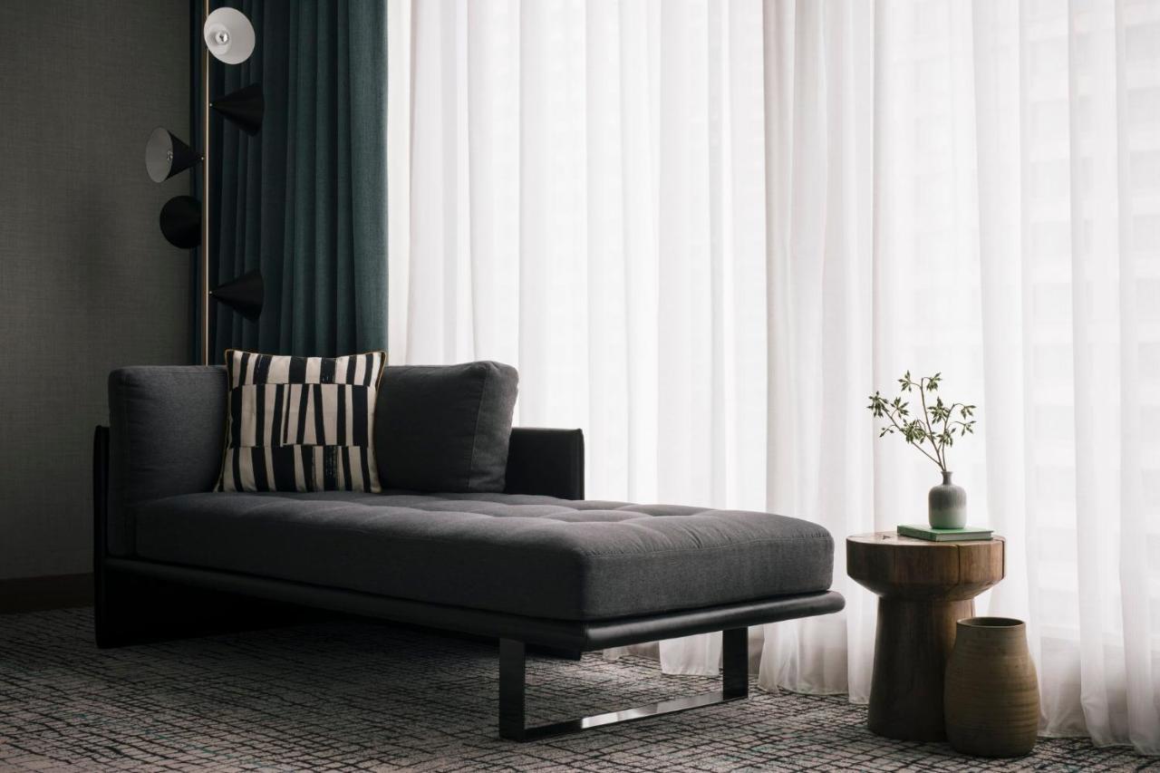 Kimpton Maa-Lai Bangkok By Ihg Hotel Eksteriør billede A modern chaise longue